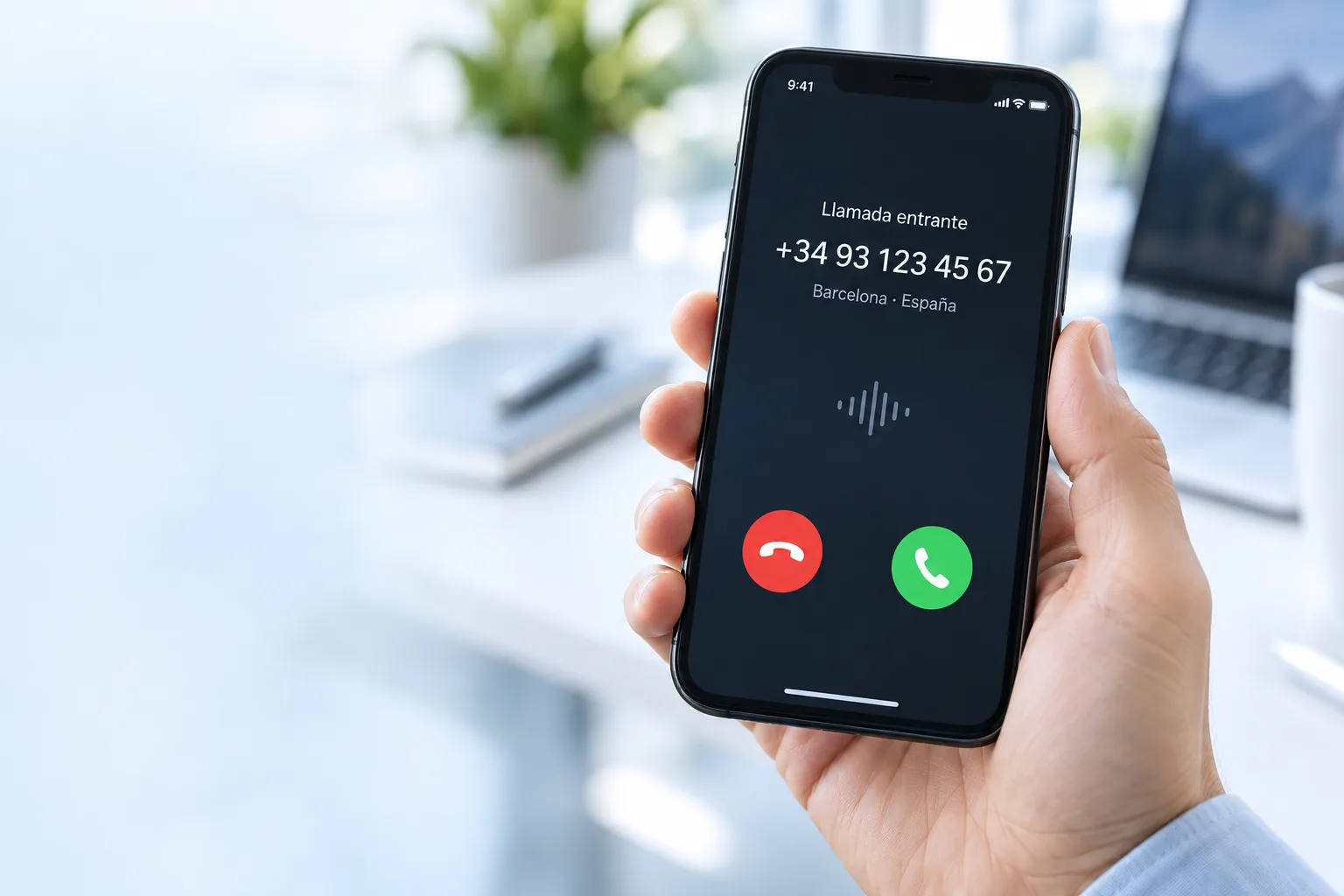 Teléfono móvil recibiendo una llamada de un número virtual de Barcelona