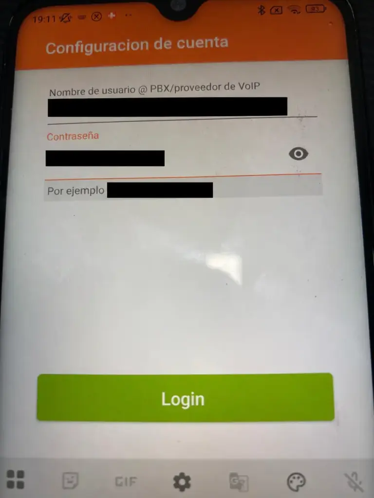 Introduce tus propios datos SIP y pulsa «Login». Datos de acceso ocultos.