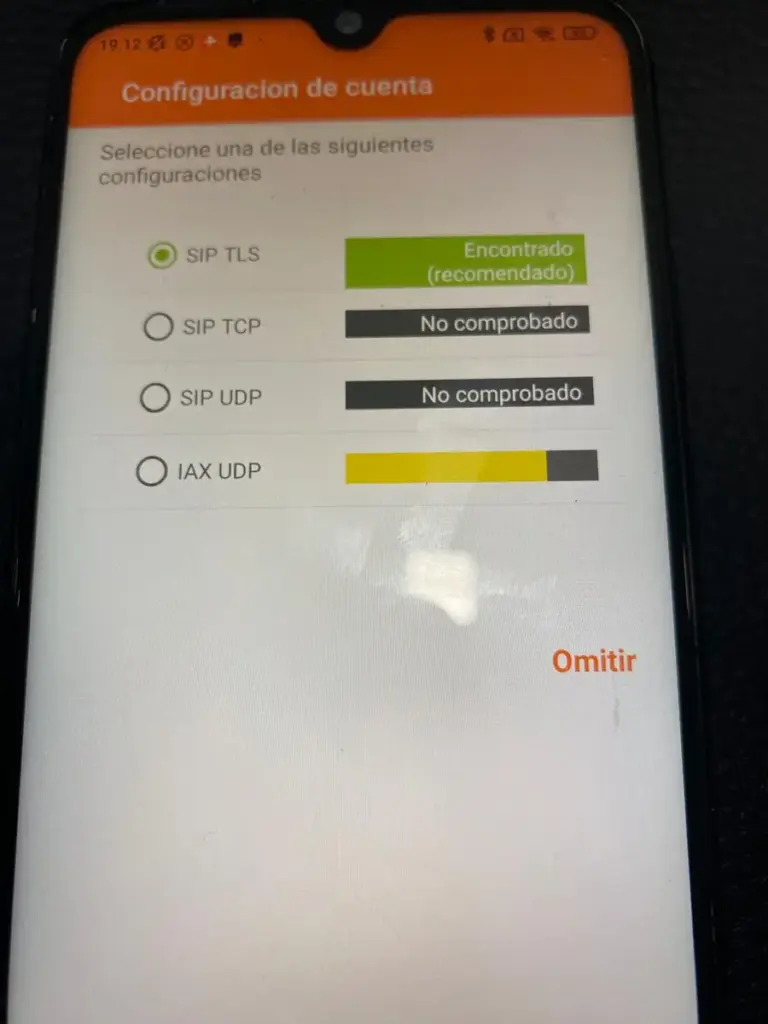 Espera a que Zoiper termine de comprobar los transportes disponibles.